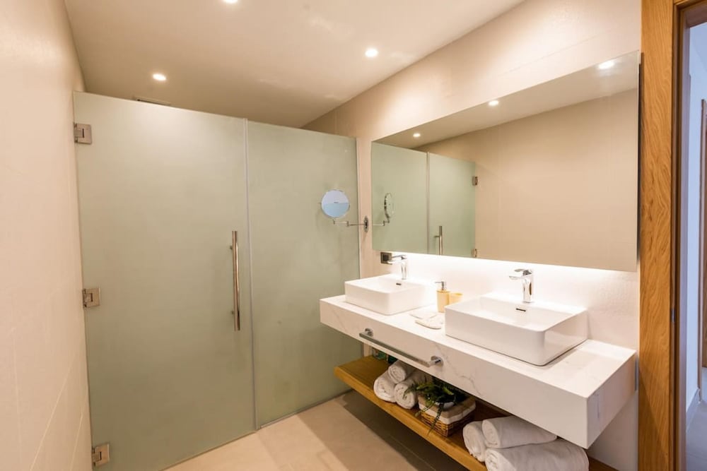 elegant and spacious penthouse with ocean view