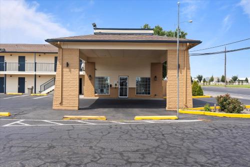quincy inn and suites