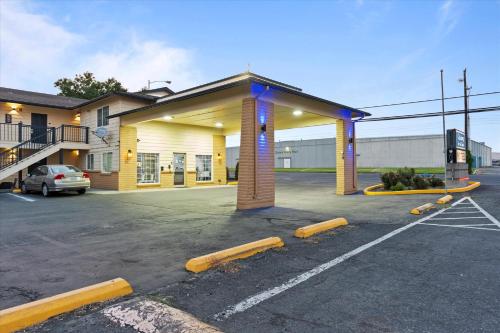 quincy inn and suites