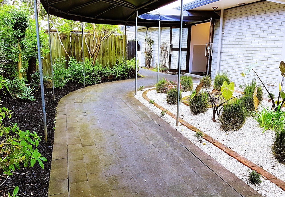 airport garden inn hotel