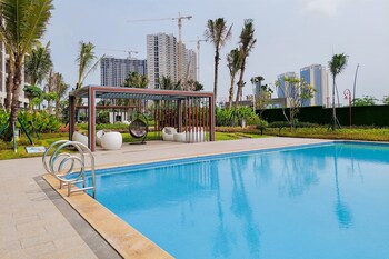 Restful And Comfy 2Br At Sky House Bsd Apartment By Tarvelio,,0 star