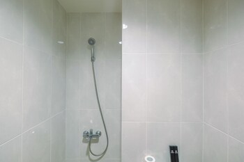 best deal and tidy studio at evenciio margonda apartment
