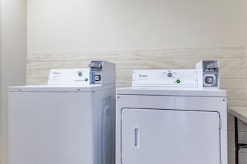 studio 6 alexandria la