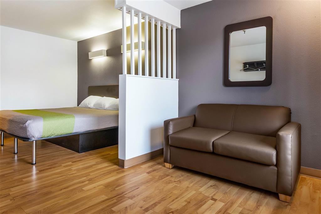 studio 6 alexandria la