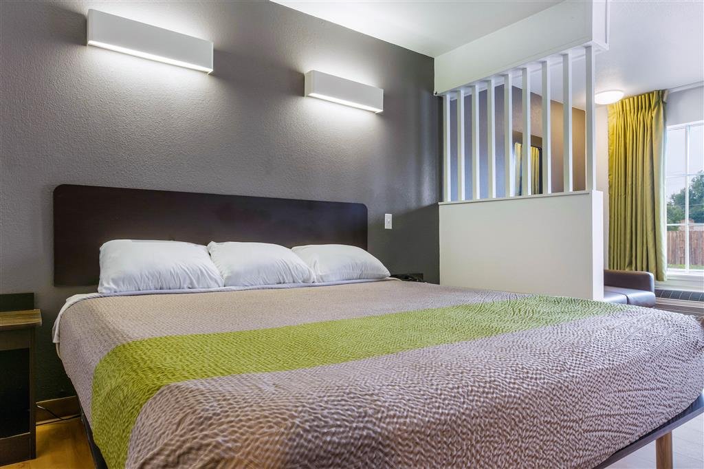 studio 6 alexandria la