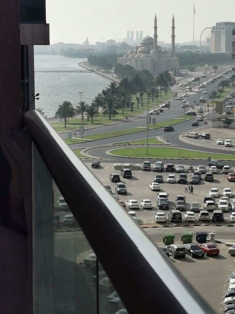 al majaz premiere hotel apartments