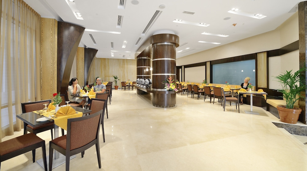 al majaz premiere hotel apartments