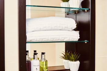 deluxe city apt beautiful river viewandfree parking