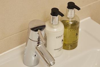 deluxe city apt beautiful river viewandfree parking