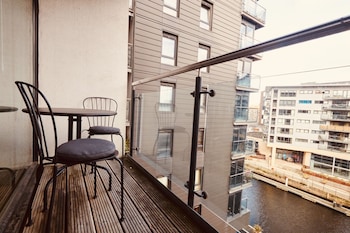 deluxe city apt beautiful river viewandfree parking