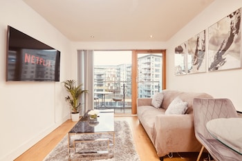 deluxe city apt beautiful river viewandfree parking