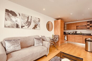 deluxe city apt beautiful river viewandfree parking