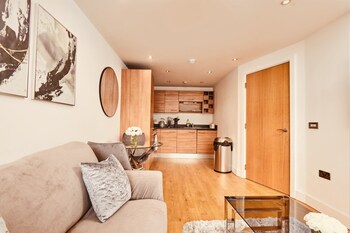 deluxe city apt beautiful river viewandfree parking