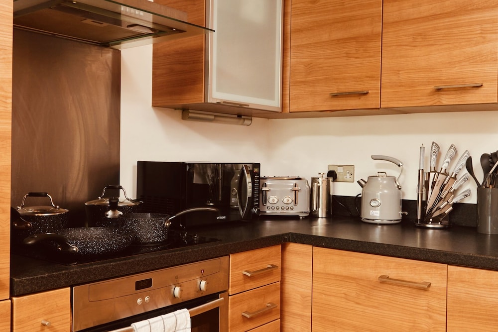 deluxe city apt beautiful river viewandfree parking