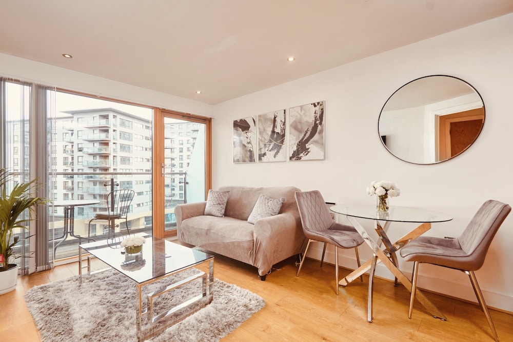 deluxe city apt beautiful river viewandfree parking