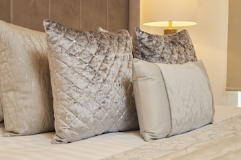 deluxe city apt beautiful river viewandfree parking