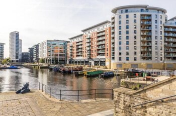 deluxe city apt beautiful river viewandfree parking