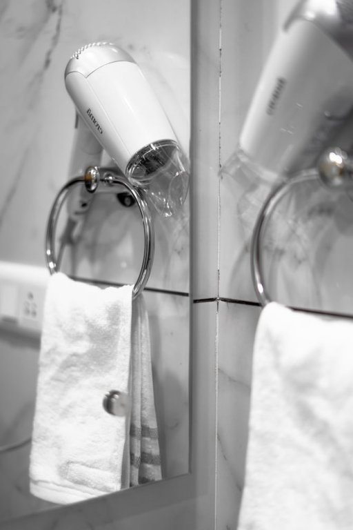 the lodgers luxury hotel near golf course road gurgaon