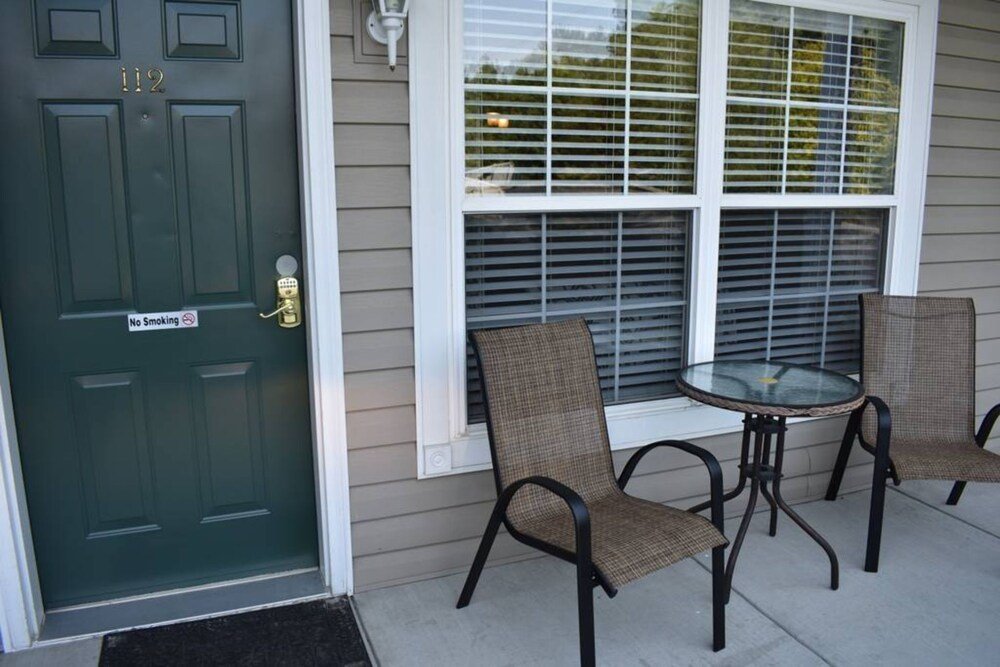 colonial crest 112 great location you can walk to town 1 bedroom condo