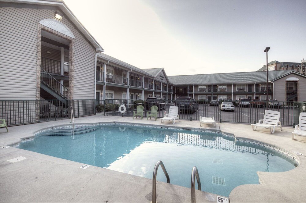 colonial crest 112 great location you can walk to town 1 bedroom condo