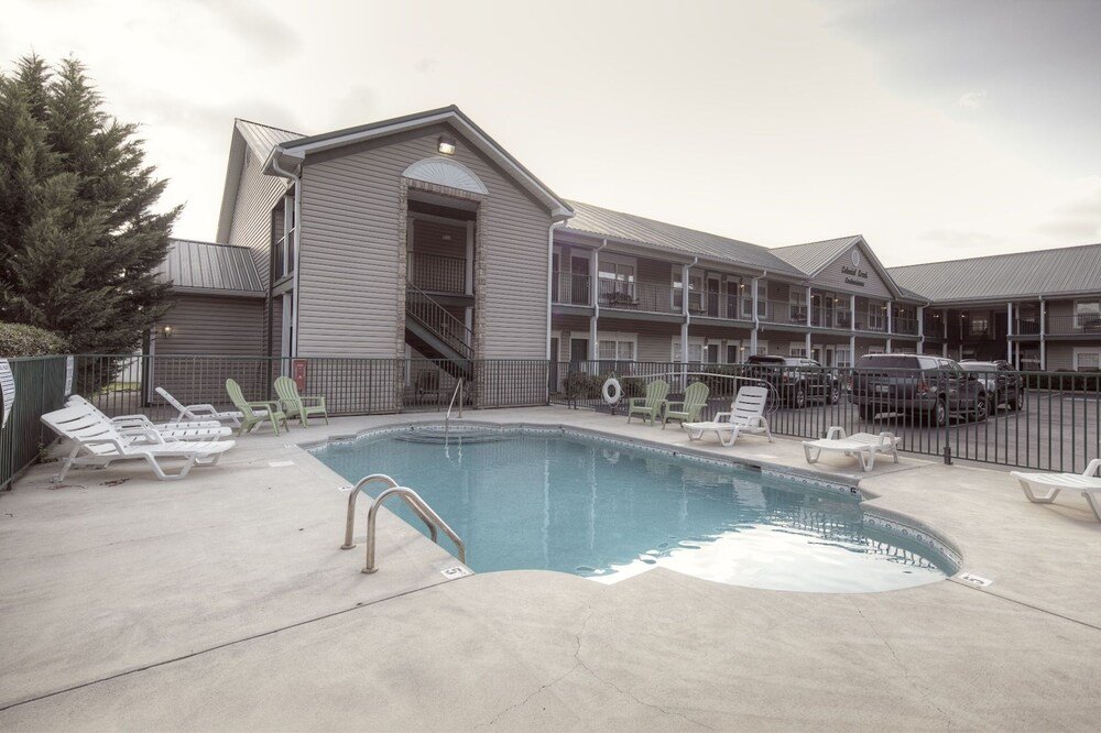 colonial crest 112 great location you can walk to town 1 bedroom condo