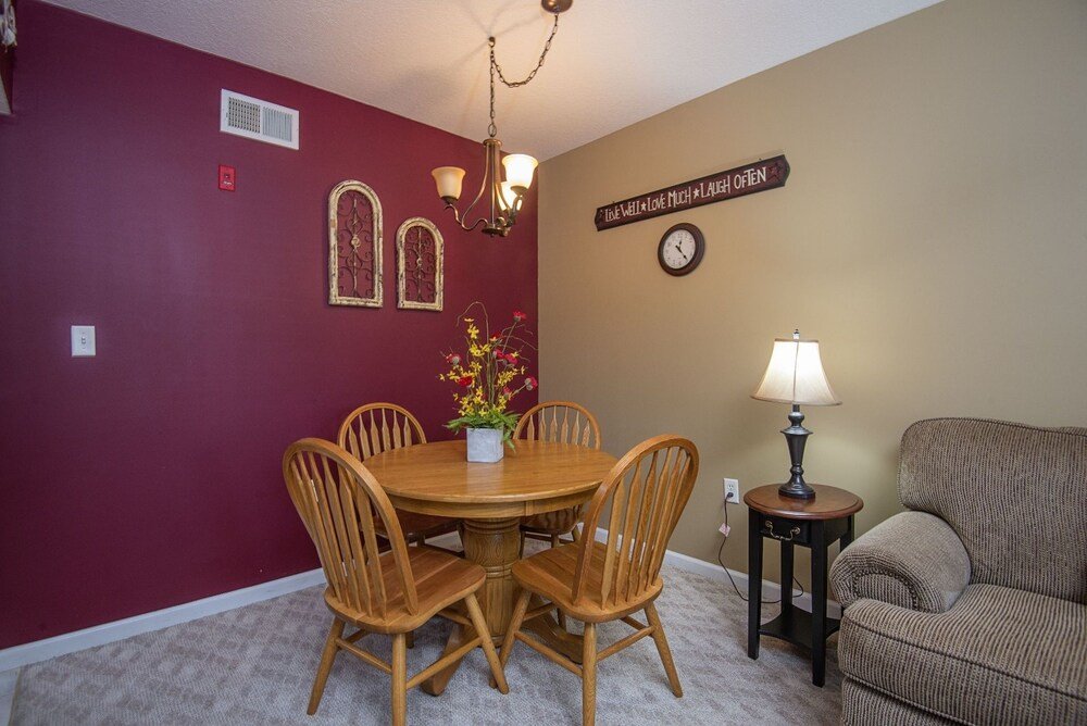 colonial crest 112 great location you can walk to town 1 bedroom condo