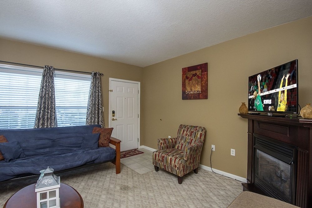 colonial crest 112 great location you can walk to town 1 bedroom condo