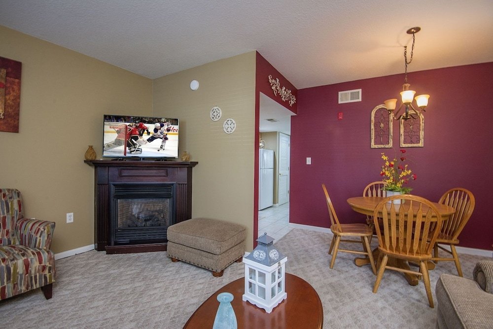 colonial crest 112 great location you can walk to town 1 bedroom condo
