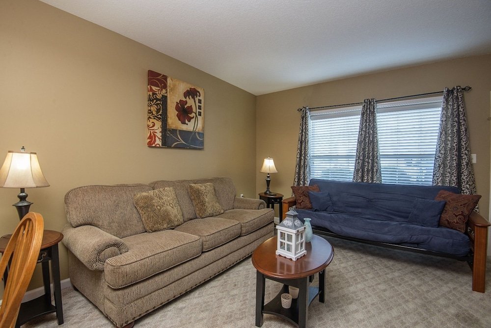 colonial crest 112 great location you can walk to town 1 bedroom condo