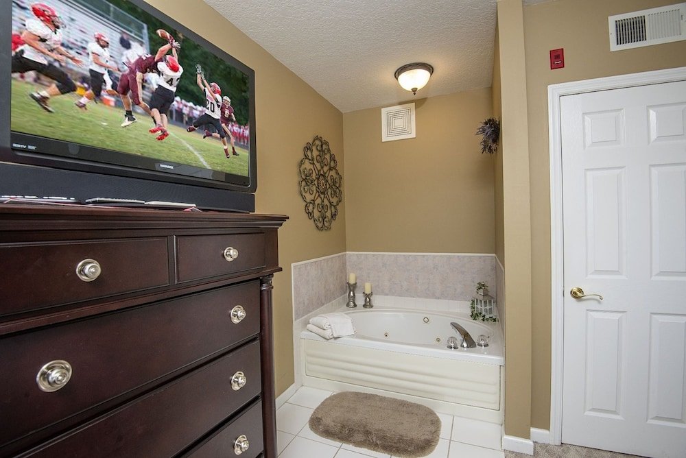 colonial crest 112 great location you can walk to town 1 bedroom condo