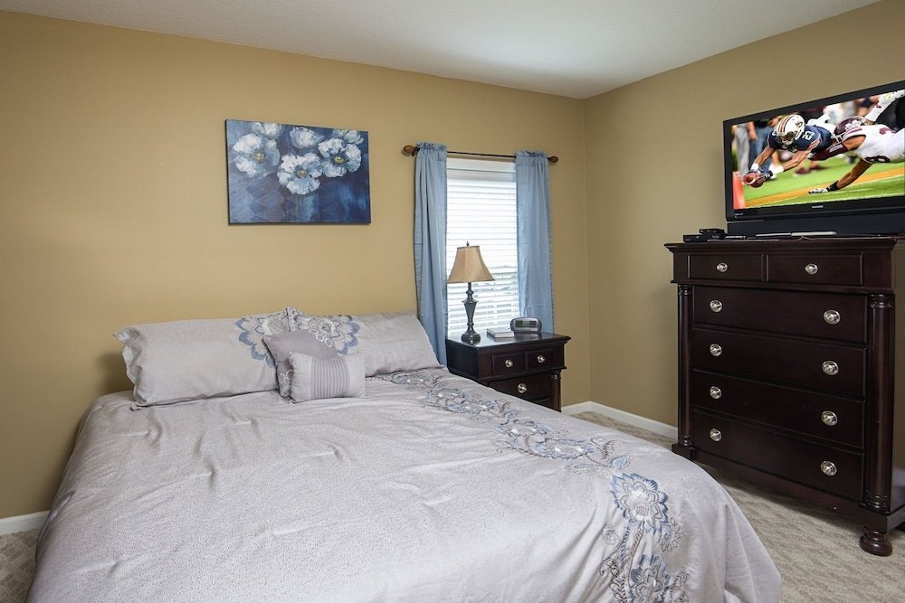colonial crest 112 great location you can walk to town 1 bedroom condo