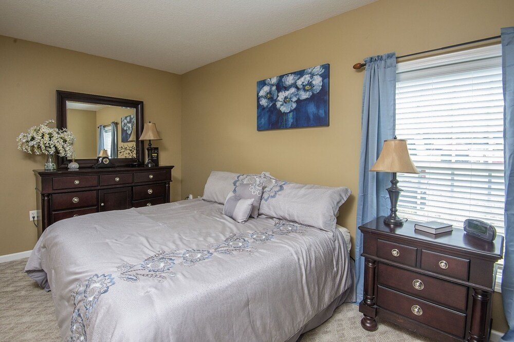 colonial crest 112 great location you can walk to town 1 bedroom condo