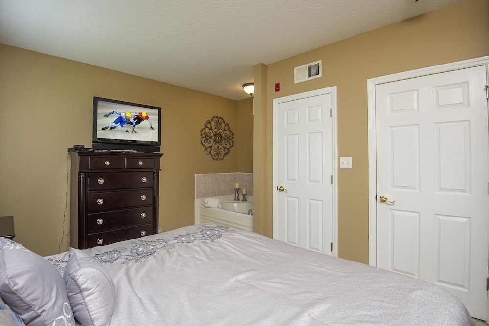 colonial crest 112 great location you can walk to town 1 bedroom condo