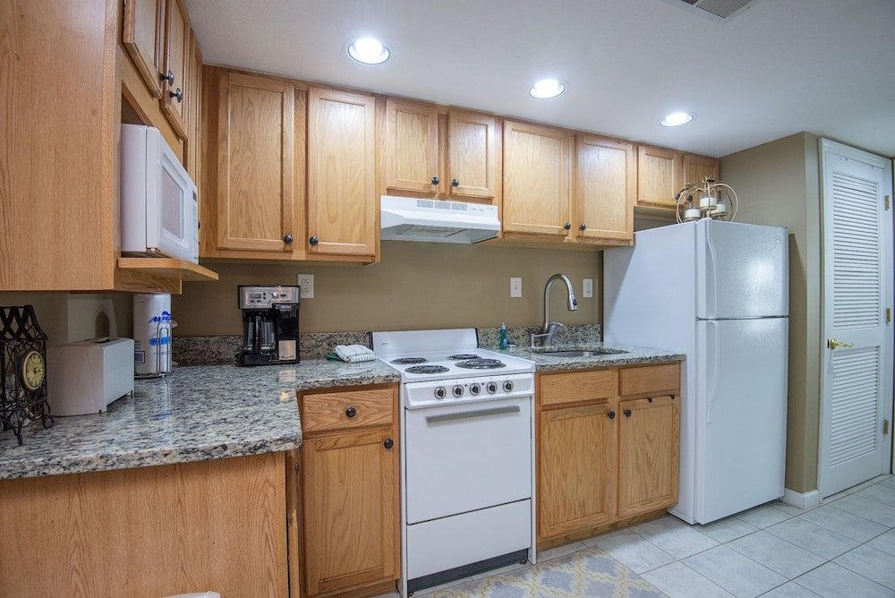 colonial crest 112 great location you can walk to town 1 bedroom condo