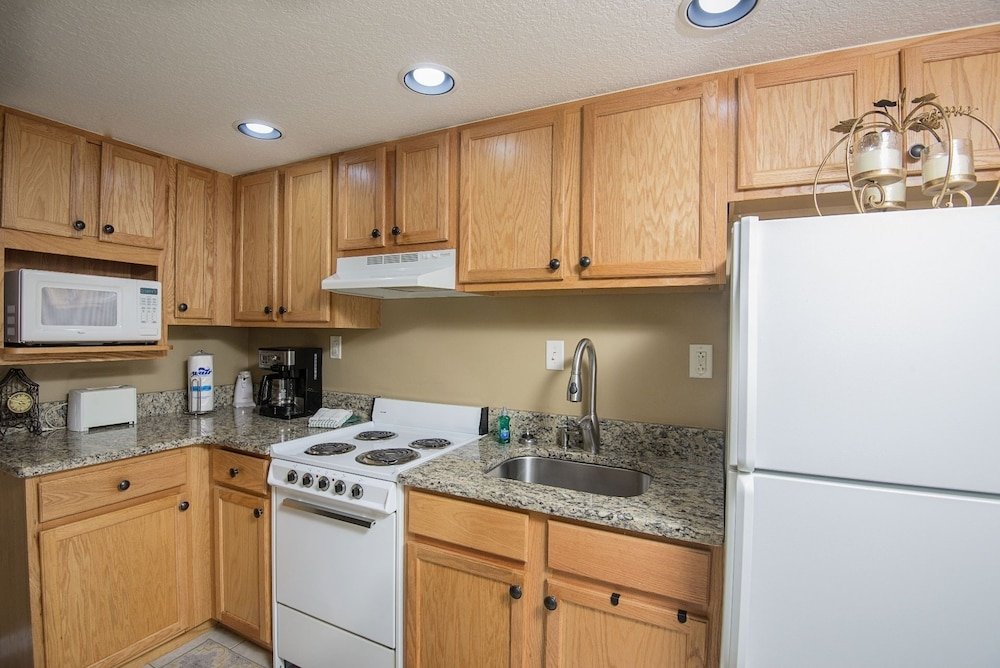 colonial crest 112 great location you can walk to town 1 bedroom condo