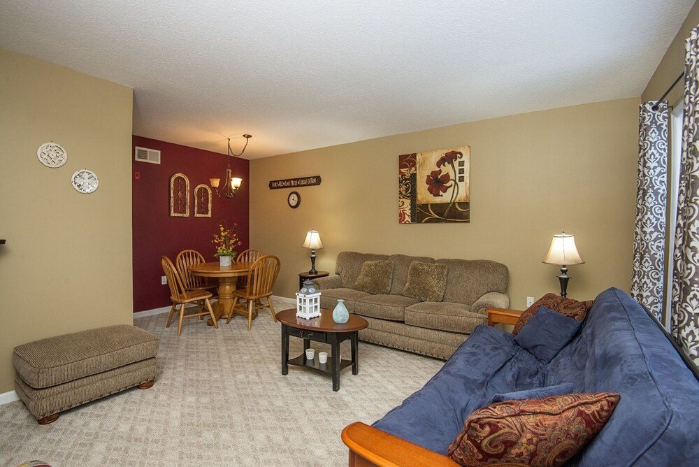 colonial crest 112 great location you can walk to town 1 bedroom condo
