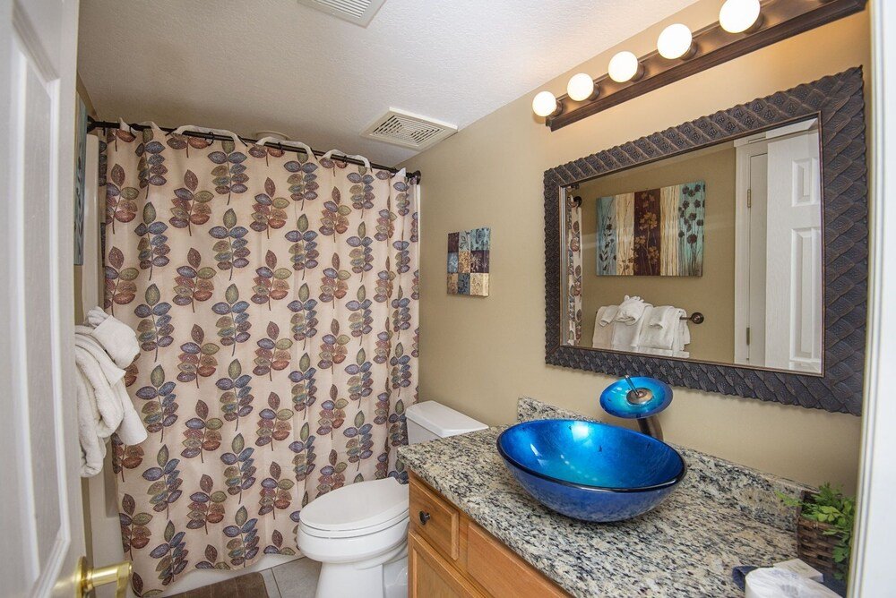 colonial crest 112 great location you can walk to town 1 bedroom condo