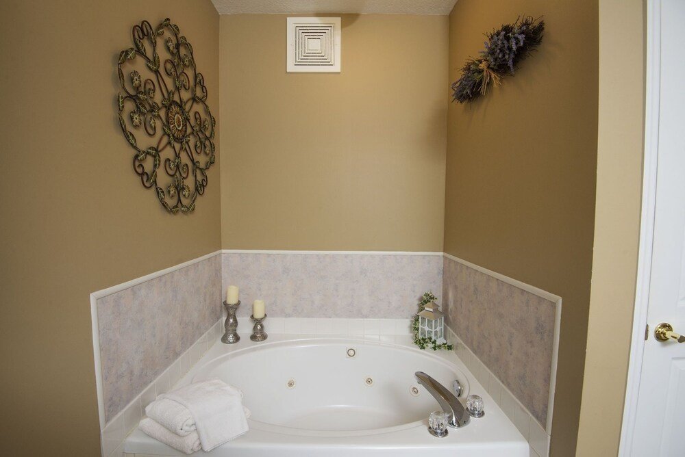 colonial crest 112 great location you can walk to town 1 bedroom condo