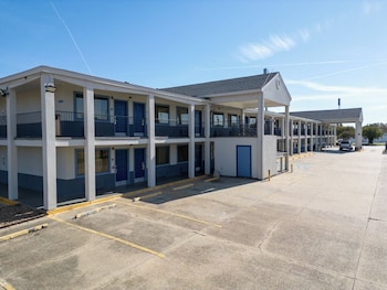 Deluxe Inn & Suites,1011 Brashear Ave,2 star