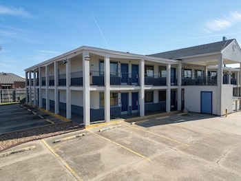 Deluxe Inn & Suites,1011 Brashear Ave,2 star