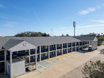 Deluxe Inn & Suites,1011 Brashear Ave,2 star