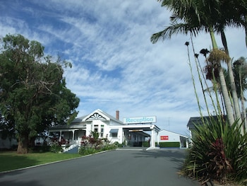 colonial court motor inn