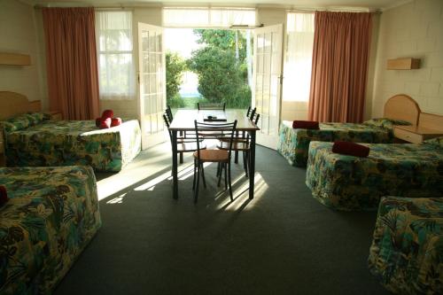 colonial court motor inn
