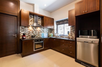 5 bedroom pool villa close to town h5