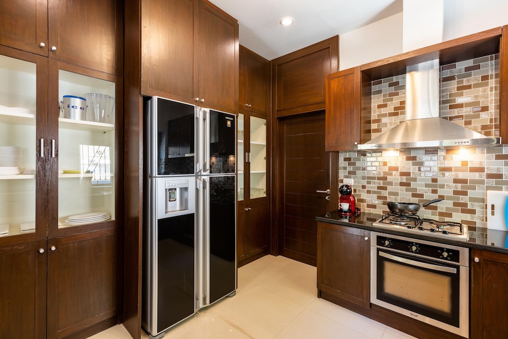 5 bedroom pool villa close to town h5