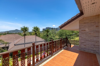 5 bedroom pool villa close to town h5