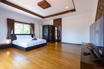5 bedroom pool villa close to town h5