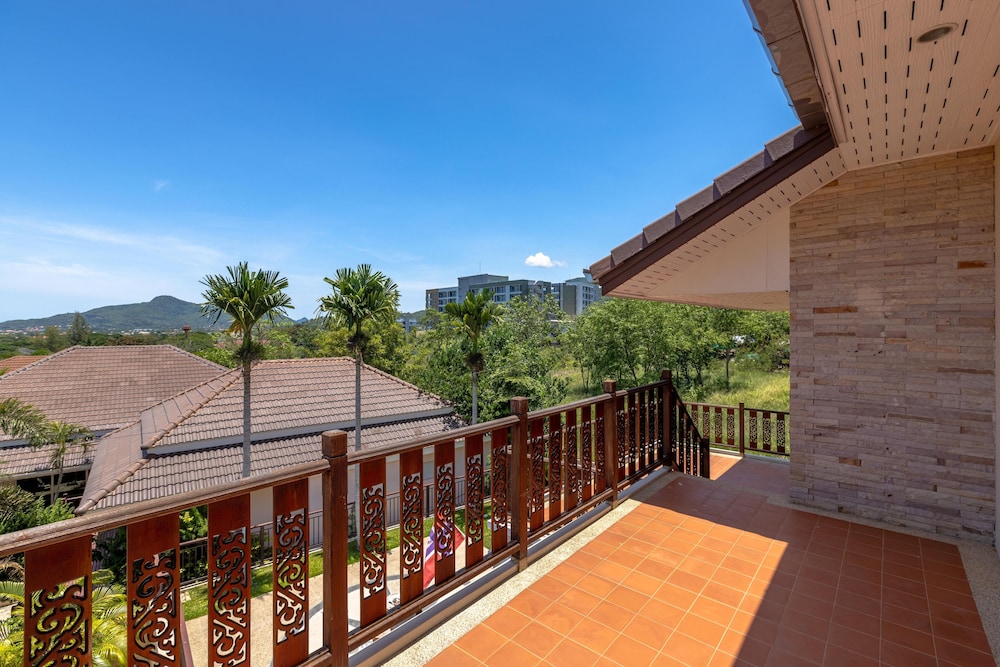 5 bedroom pool villa close to town h5