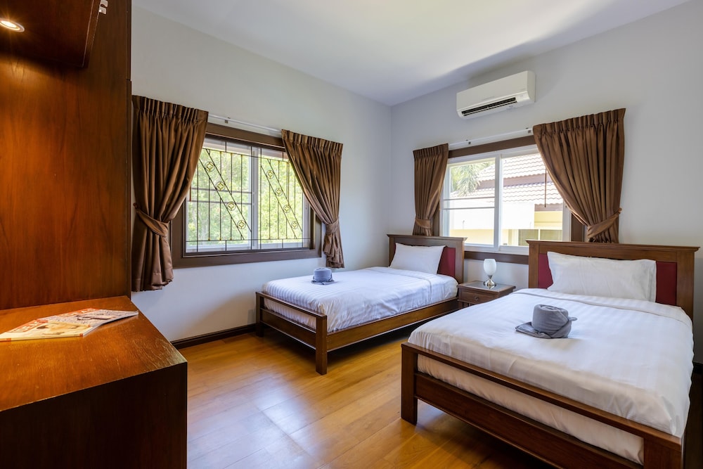 5 bedroom pool villa close to town h5