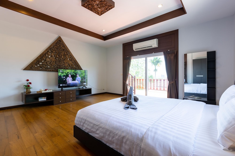 5 bedroom pool villa close to town h5